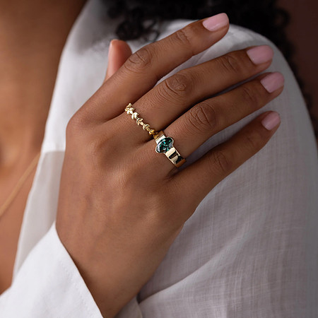4-STO-4697--1-Flat-band-with-half-bezel-1_5ct-green-oval-cut-3
